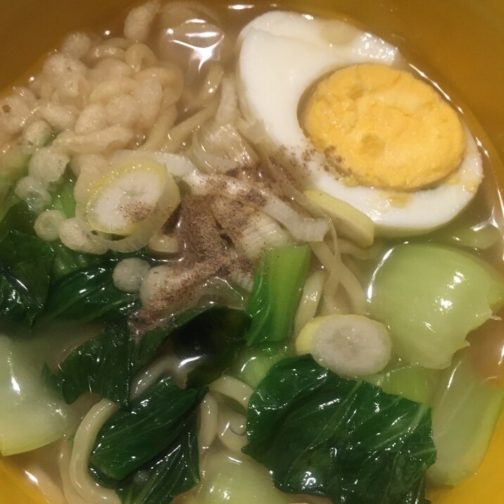 チンゲン菜、揚げ玉、卵の味噌ラーメン